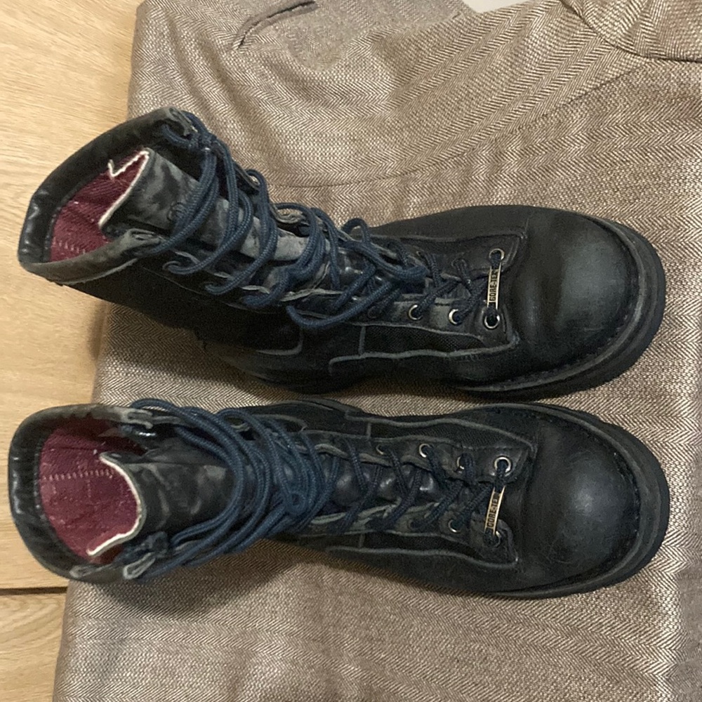 Old School Danner’s. 9.5. Goretex. Warm. Broken in perfectly. Pricey Brand New.
